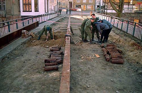 Lidzbark Warminski 1997 r. Rozminowywanie mostu przy ul. Kajki.